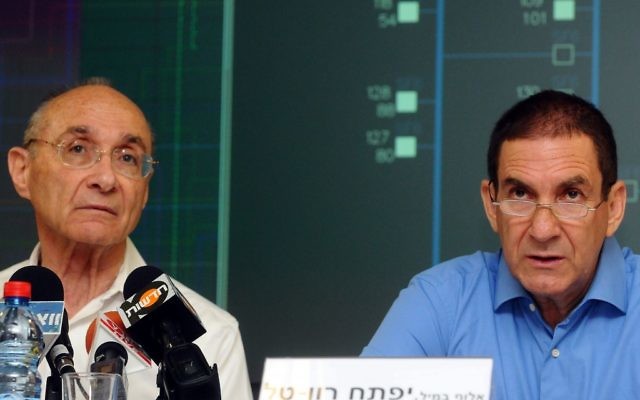 Le ministre des infrastructures nationales  Uzi Landau et Yiftah Ron-Tal, président de la Corporation Electrique Israélienne, juillet 2012. (Crédit : Yossi Zeliger/Flash90)