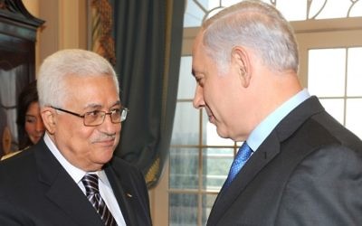Le Premier ministre Benjamin Netanyahu et le président de l'Autorité palestinienne Mahmoud Abbas pendant un sommet pour la paix à Washington, D.C., le 2 septembre 2010. (Crédit : Moshe Milner/GPO/Flash90)