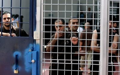 Illustration : des prisonniers sécuritaire de la prison d'Ofer, en Israël, le 20 août 2008. (Crédit : Moshe Shai/Flash90)