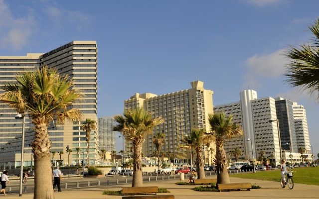 Illustration : Des hôtels sur la côte méditerranéenne à Tel Aviv. (Crédit: Serge Attal/Flash90) Illustration : Des hôtels sur la côte méditerranéenne à Tel Aviv. (Crédit: Serge Attal/Flash90)