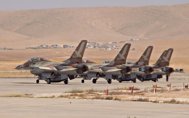 Des F-16B de l'armée de l'air israélienne, en juin 2011. Illustration. (Crédit : Ofer Zidon/Flash90) Des F-16B de l'armée de l'air israélienne, en juin 2011. Illustration. (Crédit : Ofer Zidon/Flash90)