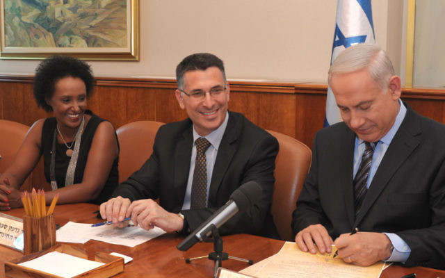 Gideon Saar (au centre) et le Premier ministre Benjamin Netanyahu, le 21 août 2014 (Crédit : Moshe Milner/Flash90)
