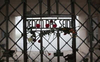 Le camp de Buchenwald où sur l'inscription sur le fronton est écrit : "À chacun ce qu'il mérite" (Crédit : Paul Paul Pugliese)