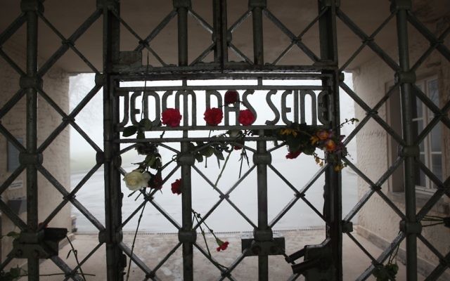 Le camp de Buchenwald où sur l'inscription sur le fronton est écrit : "À chacun ce qu'il mérite" (Crédit : Paul Paul Pugliese) Le camp de Buchenwald où sur l'inscription sur le fronton est écrit : "À chacun ce qu'il mérite" (Crédit : Paul Paul Pugliese)