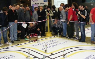 Des étudiants du programme Kadima Mada  visitent une compétition de robots à Moscou. (Crédit : autorisation)