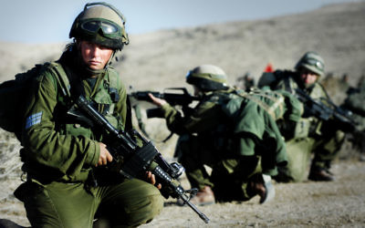 Illustration : Le bataillon Caracal, unité combattante mixte, pendant un entraînement en novembre 2007. (Crédit : Yoni Markovitzki/unité des porte-paroles de l'armée israélienne/Flash90) Illustration : Le bataillon Caracal, unité combattante mixte, pendant un entraînement en novembre 2007. (Crédit : Yoni Markovitzki/unité des porte-paroles de l'armée israélienne/Flash90)