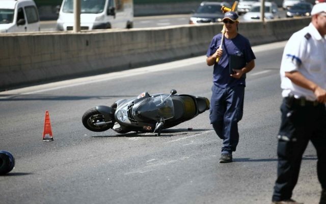 Illustration : une moto à terre après un accident.
(Crédit : Yehoshua Yosef/Flash90) Illustration : une moto à terre après un accident.
(Crédit : Yehoshua Yosef/Flash90)