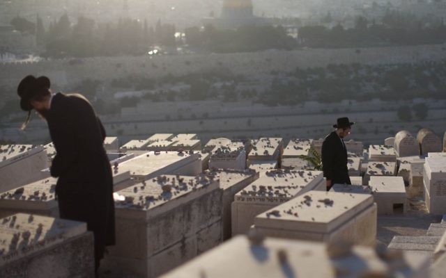 Des Juifs ultra-orthodoxes au cimetière du mont des Oliviers (Photo credit: Yonatan Sindel/Flash90)