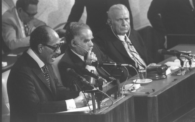 Le président égyptien Anwar Sadat prend la parole à la Knesset au cours de sa visite en Israël, le 20 novembre 1977. (Crédit : Flash90) Le président égyptien Anwar Sadat prend la parole à la Knesset au cours de sa visite en Israël, le 20 novembre 1977. (Crédit : Flash90)