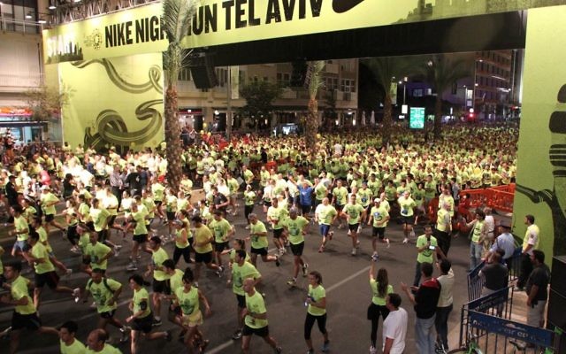 Des coureurs à la place Rabin en 2011 (Crédit : Meir Partush/Flash90) Des coureurs à la place Rabin en 2011 (Crédit : Meir Partush/Flash90)