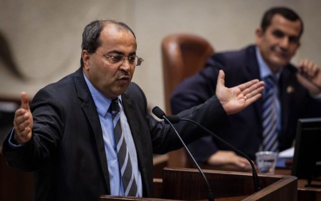 Le député Ahmad Tibi à la Knesset, le 21 mai 2012 (Crédit : Uri Lenz/Flash90) Le député Ahmad Tibi à la Knesset, le 21 mai 2012 (Crédit : Uri Lenz/Flash90)