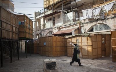 Des Sukkahs dans le quartier ultra-Orthodox de Jerusalem, Mea Shearim (Crédit:  Yonatan Sindel/Flash90)