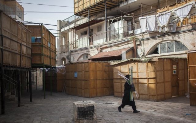 Des Sukkahs dans le quartier ultra-Orthodox de Jerusalem, Mea Shearim (Crédit:  Yonatan Sindel/Flash90)