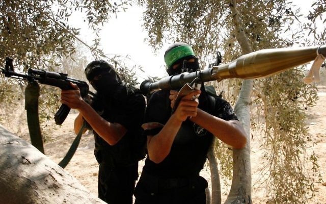 Des Palestiniens appartenant aux Brigades Izz ad-Din al-Qassam qui fait partie de l'aile militaire dui Hamas durant un entraînement à Rafah, au sud de la Bande de Gaza, un jeudi (Crédit : Abed Rahim Khatib/Flash90)