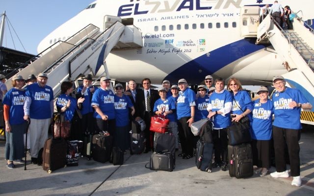 Un groupe de retraités après leur arrivée en Israël en août 2012, dans le cadre d'un voyage pré-Alyah organisé Nefesh B'Nefesh. (Crédit photo: Nefesh B'Nefesh via JTA)