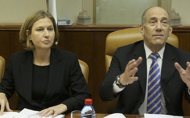 Tzipi Livni et Ehud Olmert pendant une réunion du gouvernement, en mai 2007. (Crédit : Flash90) Tzipi Livni et Ehud Olmert pendant une réunion du gouvernement, en mai 2007. (Crédit : Flash90)