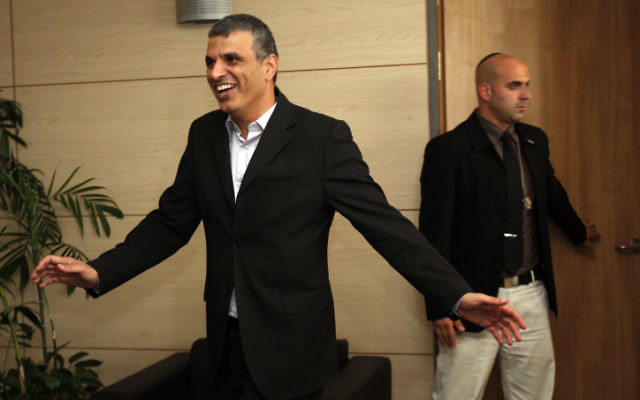 Le ministre des Communications, Moshe Kahlon, annonce qu'il quitte la politique, en 2012. (Miriam Alster/Flash90) Le ministre des Communications, Moshe Kahlon, annonce qu'il quitte la politique, en 2012. (Miriam Alster/Flash90)