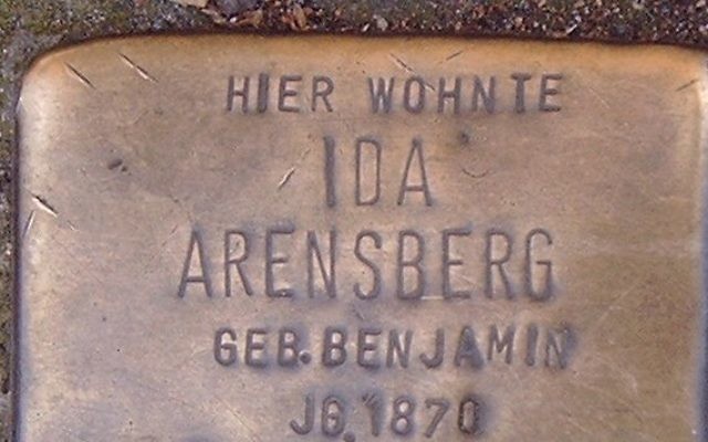 Une pierre du souvenir, appelée Stolpersteine en allemand, à Bonn, en Allemagne. Illustration. (Crédit : Hans Weingartz/Wikimedia Commons)