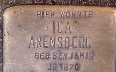 Un Stolpersteine, ou 'pierres sur lesquelles on trébuche' à Bonn en Allemagne (Crédit : Hans Weingartz/Wikimedia Commons)