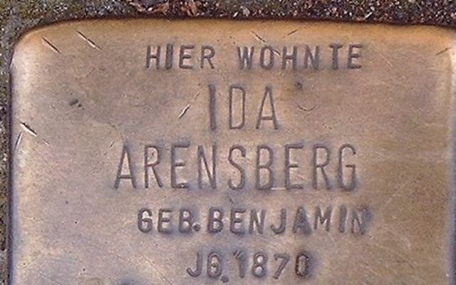 Un Stolpersteine, ou 'pierres sur lesquelles on trébuche' à Bonn en Allemagne (Crédit : Hans Weingartz/Wikimedia Commons)