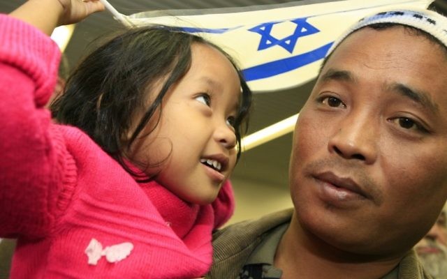 Des immigrants Bnei Menashe arrivent depuis l'Inde à l'aéroport Ben Gourion en 2006. (Crédit : Nati Shohat/Flash90)