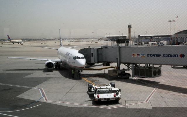 Photo d'illustration : Un avion sur le tarmac de l'aéroport Ben-Gurion (Crédit :  Nati Shohat/Flash90)