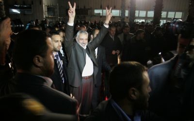 Les partisans du parti islamiste tunisien Ennahdha brandissent des drapeaux palestiniens pendant un discours d'Ismail Haniyeh, alors Premier ministre du Hamas dans la bande de Gaza, à Tunis, le 8 janvier 2012. (Crédit : Mohammed Al-Ostaz/Flash90)