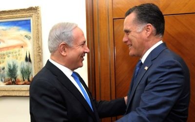 Le Premier ministre Benjamin Netanyahu et le candidat républicain à la présidentielle d'alors Mitt Romney, à Jérusalem, le 29 juillet 2012. (Crédit :  Avi Ohayon/GPO/Flash90)