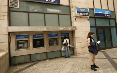 Des Israéliens retirent de l'argent aux distributeurs de la banque Leumi à Jérusalem (Crédit : Miriam Alster/Flash90)
