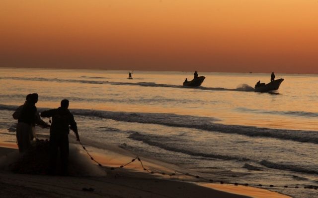 Des pêcheurs palestiniens au port de Gaza. (Crédit : Wissam Nassar/Flash90). Des pêcheurs palestiniens au port de Gaza. (Crédit : Wissam Nassar/Flash90).