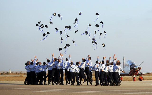 Les pilotes de l'armée de l'air pendant une cérémonie de remise des diplômes à la base aérienne de Hatzerim, dans le désert du Néguev,le 30 juin 2011 (Crédit :  Michael Shvadron/Armée du porte-parole de l'armée israélienne /Flash90)
