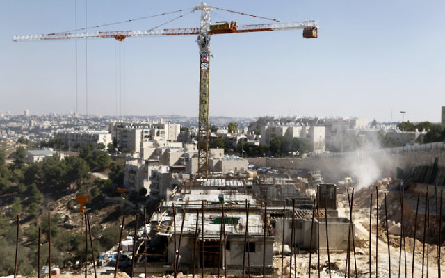Illustration : un chantier de construction dans le quartier de Gilo au sud de Jérusalem, le 2 octobre 2011 (Crédit : Uri Lenz / Flash90) Illustration : un chantier de construction dans le quartier de Gilo au sud de Jérusalem, le 2 octobre 2011 (Crédit : Uri Lenz / Flash90)