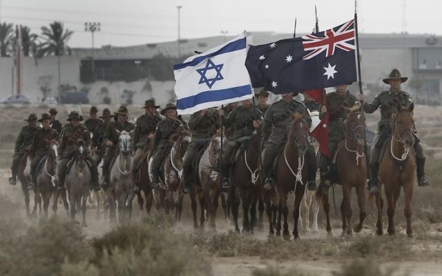 Reconstitution par des Australiens de la bataille de Beer Sheva. (Crédit : Tsafrir Abayov/Flash90) Reconstitution par des Australiens de la bataille de Beer Sheva. (Crédit : Tsafrir Abayov/Flash90)