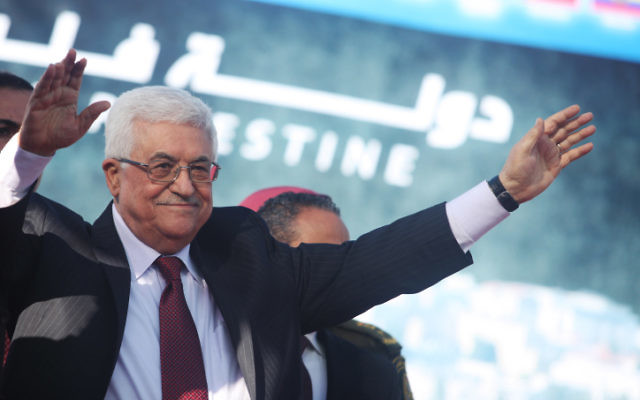 Le président de l'Autorité palestinienne Mahmoud Abbas salue des milliers de supporters palestiniens à Ramallah à son retour de l'ONU, où il a obtenu le statut d'observateur non membre, le 2 décembre 2012. (Crédit : Issam Rimawi/Flash90)