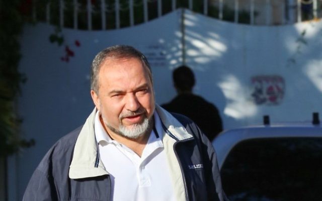 Avigdor Liberman devant sa maison de l'implantation de Nokdim, en Cisjordanie, en 2012. (Crédit : Oren Nahshon/Flash90)