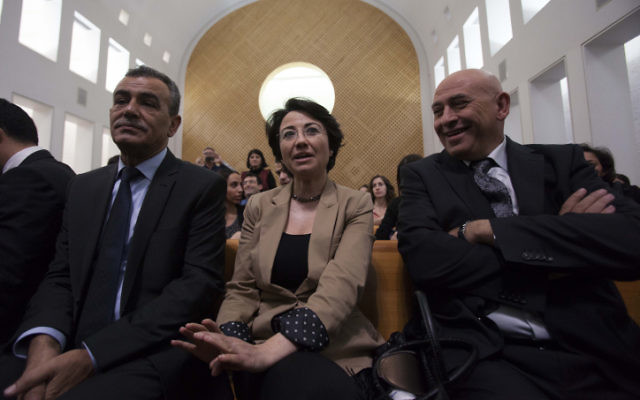Les députés de la Liste arabe unie Hanin Zoabi (au centre) et Jamal Zahalka (à gauche) pendant une audience de la Cour suprême. (Crédit : Yonatan Sindel/Flash90)