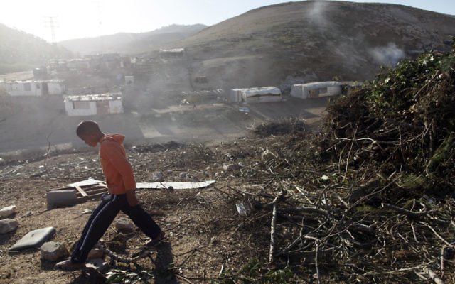 Un camp bédouin situé dans la zone E1, entre Jérusalem et l'implantation de Maale Adumim en Cisjordanie, en décembre 2012 (Crédit : Lior Mizrahi / Flash90)