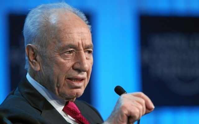 Shimon Peres s'addresse au public lors du Forum économique mondial de Davos (Crédit : CC BY-SA World Economic Forum, Flickr)