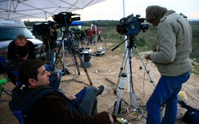 Des journalistes d'al-Arabiya à la frontière de la bande de Gaza (Crédit: Nati Shohat/Flash90)