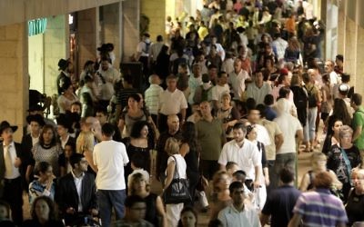 La foule au centre commercial Mamilla à Jérusalem (Crédit : Abir Sultan/Flash 90) La foule au centre commercial Mamilla à Jérusalem (Crédit : Abir Sultan/Flash 90)
