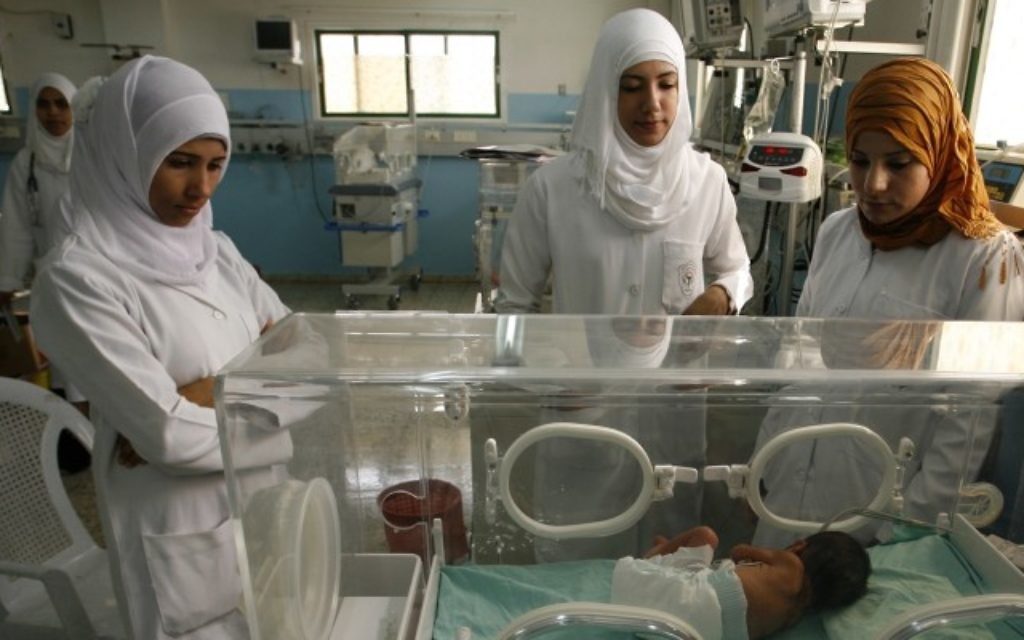 Un bébé prématuré à l'hôpital de Khan Younis, dans la bande de Gaza. Illustration. (Crédit : Abed Rahim Khatib/Flash90)