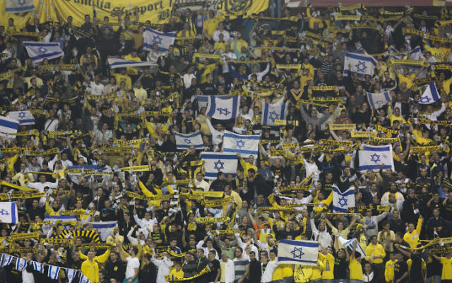Les fans Beitar Jérusalem au stade Teddy, le 29 janvier 2012. (Crédit : Yonatan Sindel/Flash90) Les fans Beitar Jérusalem au stade Teddy, le 29 janvier 2012. (Crédit : Yonatan Sindel/Flash90)