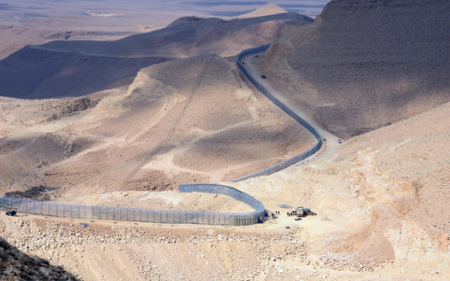 La clôture de la frontière nouvellement érigée entre Israël et l'Egypte, janvier 2012 (Crédit : Moshe Milner / GPO / Flash90)