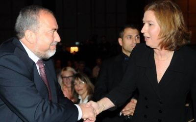 Avigdor Liberman et Tzipi Livni en janvier 2013. (Crédit : Flash90)