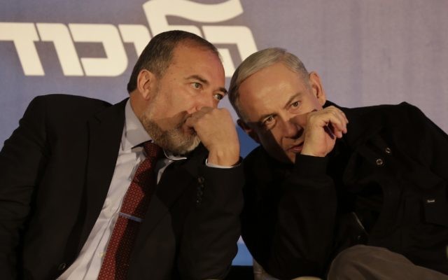 Avigdor Liberman, gauche, et Benjamin Netanyahu janvier 2013. (Crédit : Tsafrir Abayov/Flash90)