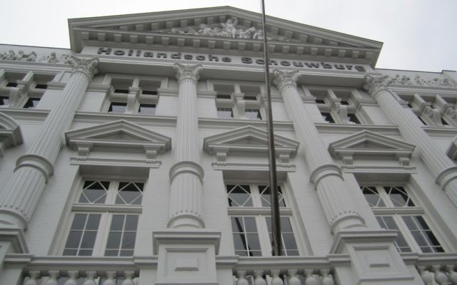 L'imposant Hollandsche Schouwburg, ou Théâtre hollandais, a servi de point de rassemblement pendant les rafles nazies de juifs d'Amsterdam. (Crédit : Matt Lebovic)