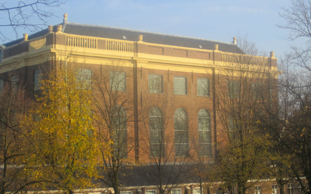 La synagogue portugaise d'Amsterdam, construite au 17e siècle par des réfugiés de l'Inquisition. (Crédit : Matt Lebovic) La synagogue portugaise d'Amsterdam, construite au 17e siècle par des réfugiés de l'Inquisition. (Crédit : Matt Lebovic)