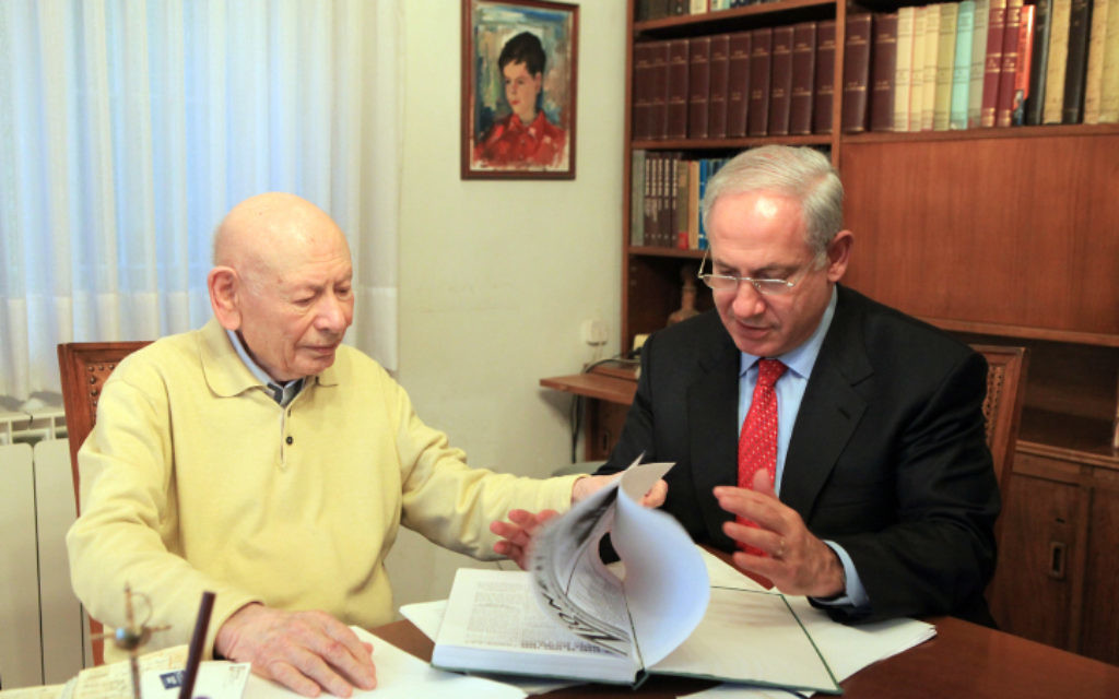 Benjamin Netanyahu avec son père, le professeur Benzion Netanyahu, dans sa maison de Jérusalem, en 2013. (Crédit : Nati Shohat/Flash90) Benjamin Netanyahu avec son père, le professeur Benzion Netanyahu, dans sa maison de Jérusalem, en 2013. (Crédit : Nati Shohat/Flash90)