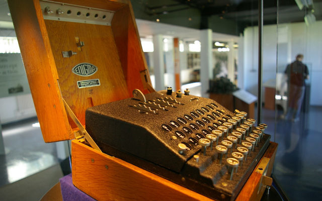 Une machine Enigma, exposée à Bletchley Park. Illustration. (Crédit : Tim Gage/CC BY SA/Flickr)
