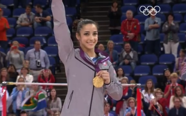 L'athlète juive américaine Aly Raisman participe aux Maccabiades au mois de juillet (Crédit : Capture d'écran, YouTube) L'athlète juive américaine Aly Raisman participe aux Maccabiades au mois de juillet (Crédit : Capture d'écran, YouTube)